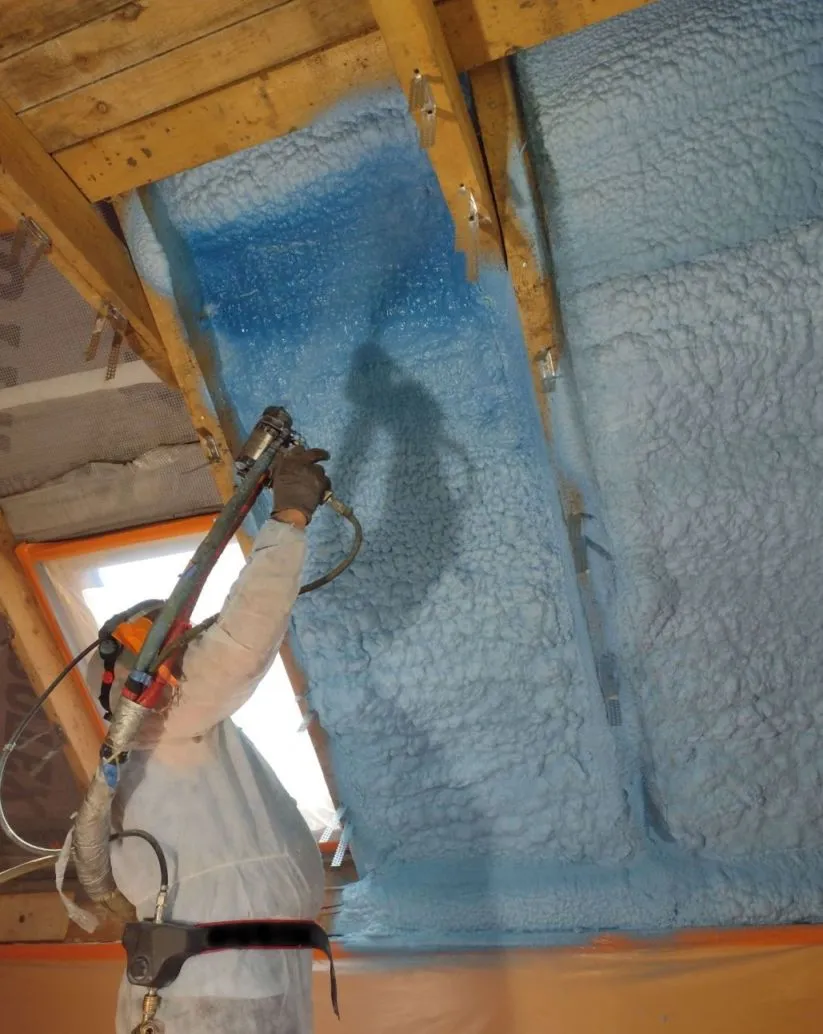 natrysk pianki PUR wewnątrz budynku