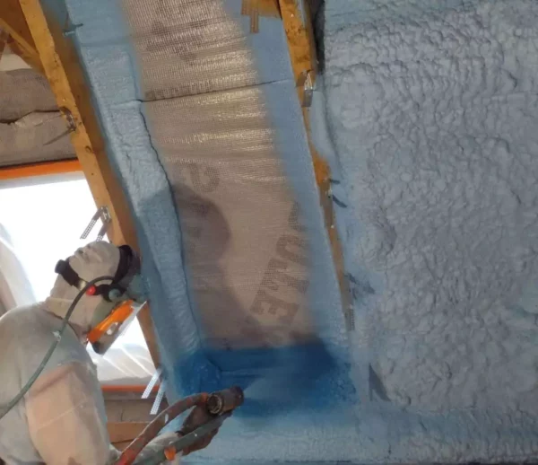 Nakładanie pianki o dobrym współczynniku przenikania ciepła